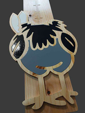 Bas de la toise autruche en bois sculpté, avec des détails fins des plumes et des pattes, création entièrement personnalisée.