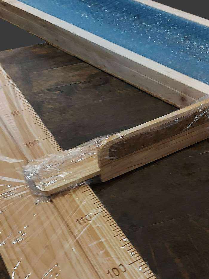 Une belle toise personnalisée avec sa règle de mesure coulissante incrustée de liège. Prête à expédier dans sa boite en bois.