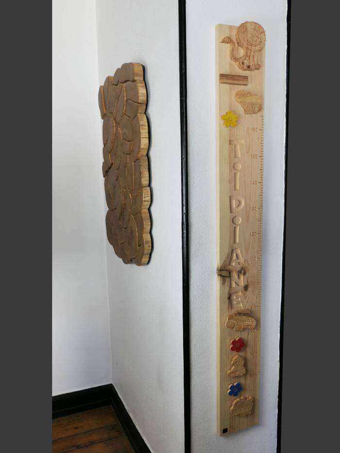 Vue entière de la toise en bois sur le thème de l'Afrique avec des figurines de lion, singe, jeep, rhinocéros et éléphant.