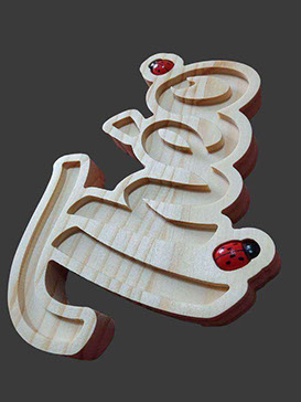 J'ai fabriqué pour cette toise en bois un grand prénom comme figurine du haut, écrit élégamment et orné de coccinelles.