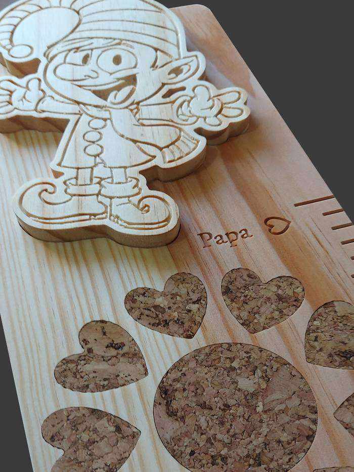 La toise du Lutin, un soleil en liège pour une photo, papa sculpté près de sa taille et tous les décors du pays des lutins.