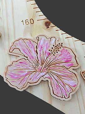 La toise de la Vie. Comme une route sinueuse, comme la Vie. Des orchidées en bois peintes à la main la parsèment. 