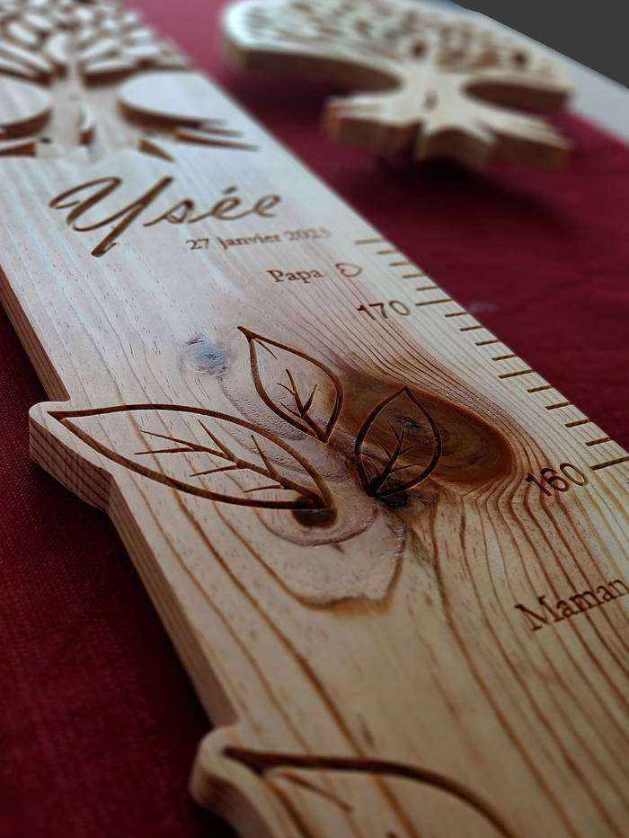 La toise personnalisée sur le thème de l'Arbre de Vie, bel arbre sculpté et feuilles en relief, incrustés dans la toise.