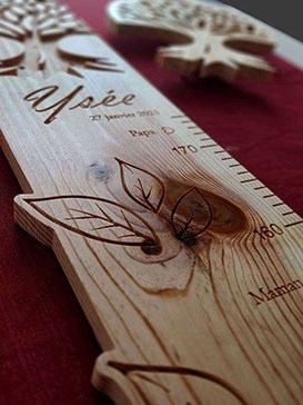 La toise personnalisée sur le thème de l'Arbre de Vie, bel arbre sculpté et feuilles en relief, incrustés dans la toise.