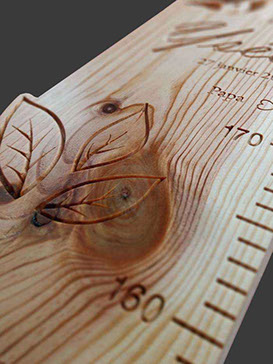 Les nœuds du bois de mes toises d'art. Ils sont intégrés au décor sculpté, harmonie entre le bois naturel et la décoration. 