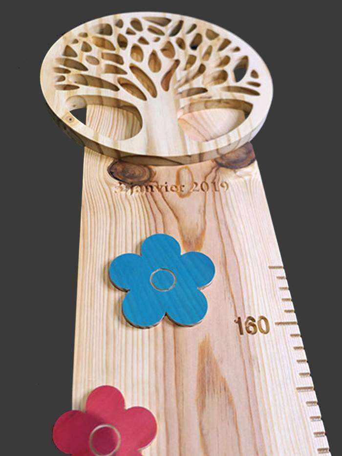 Sobre et épurée , une toise personnalisée et l'Arbre de Vie. La maman a juste souhaité des fleurs peintes de couleurs vives.