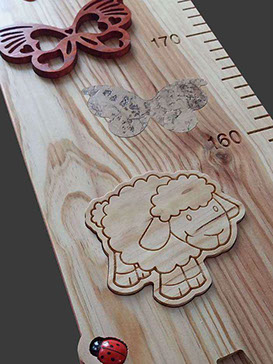 Toise personnalisée campagnarde, décorée de jolies coccinelles, papillon teint et mouton sculptés a côté des graduations.