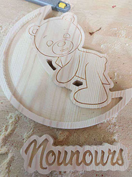 Fabrication de la tête de la toise en bois avec Nounours sur son croissant de Lune. Tout en précision et en douceur.