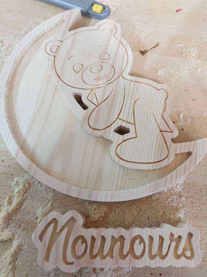 Fabrication de la tête de la toise en bois avec Nounours sur son croissant de Lune. Tout en précision et en douceur.