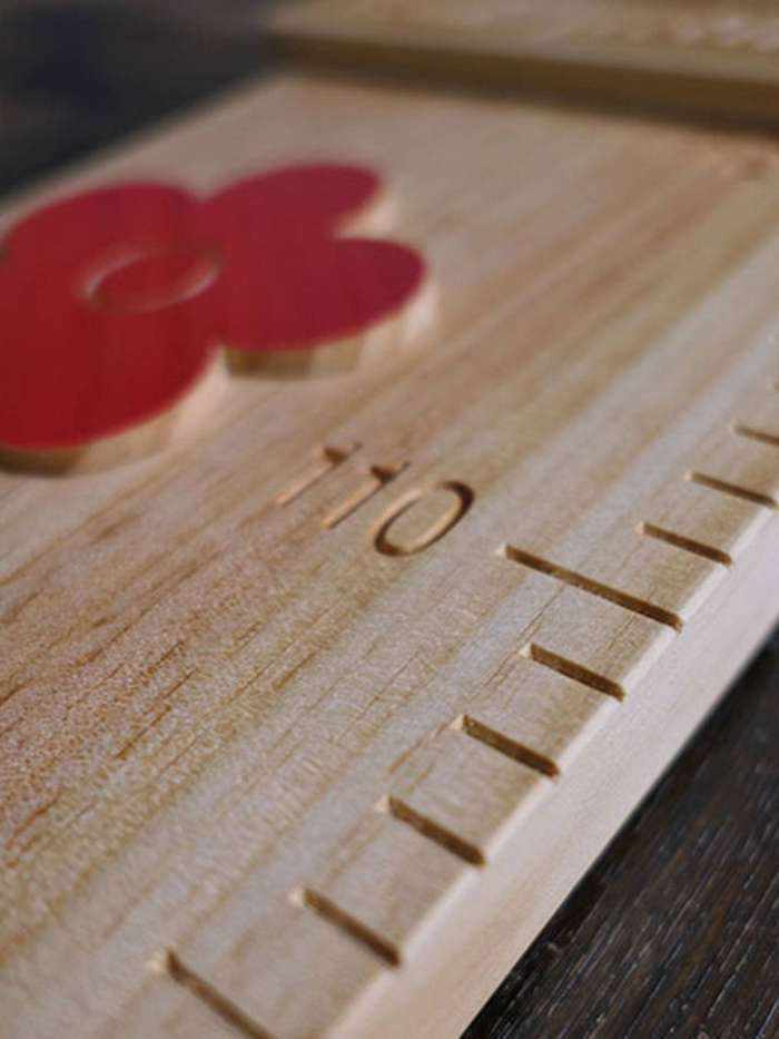 Cette photo de toise en bois montre que les décors ne sont pas simplement collés mais encastrés précisément dans la toise.