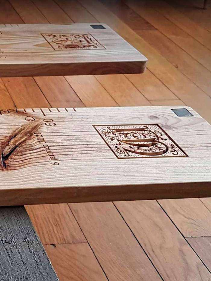 Deux magnifiques toises celtiques avec des lettrines enjolivées de fleurs et représentant les initiales des deux garçons.