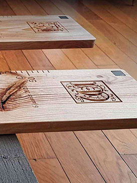 Deux magnifiques toises celtiques avec des lettrines enjolivées de fleurs et représentant les initiales des deux garçons.