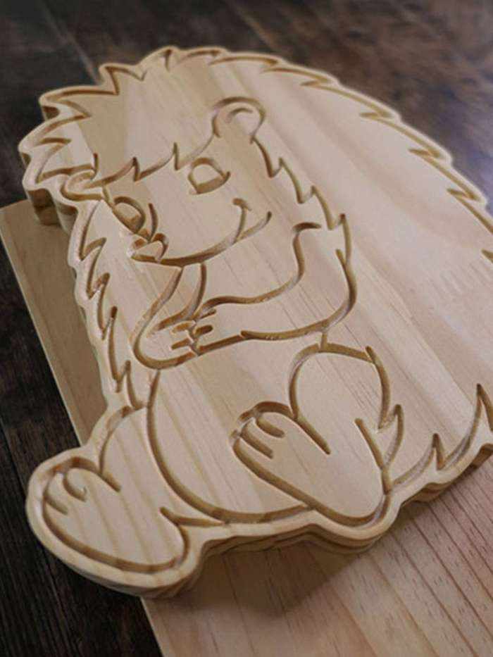 La tête de la toise en bois Un Soir en Forêt. Un gentil hérisson de bois qui veille sur l'enfant du haut de sa toise.