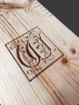 Une lettrine sculptée dans une toise s'amuse avec les veines du bois. La toise trône à présent dans le salon des parents.