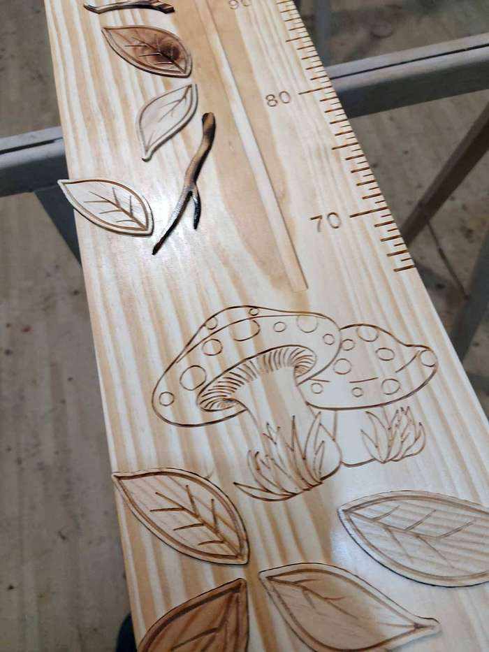 Toise décorée de champignons, feuilles sculptées et branches brûlées. J'ai utilisé la technique du shou sugi ban.