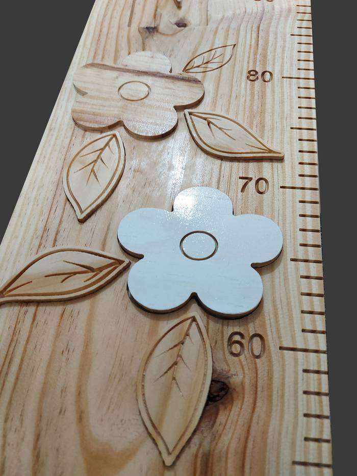 Une toise sur le thème de la forêt, des fleurs en blanc pastel et d'autres nature, avec des feuilles vernies et sculptées.