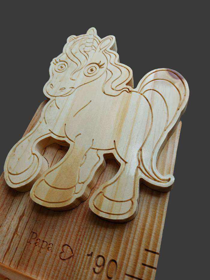 Toise licorne avec tête sculptée, cœur et mot "papa" gravé.
