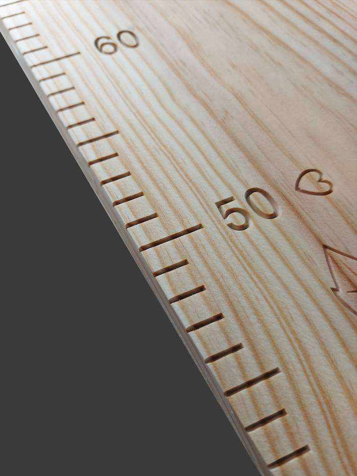 Les graduations de mes toises en bois sont sculptées dans la masse. Un cœur sculpté à la taille de l'enfant à sa naissance.