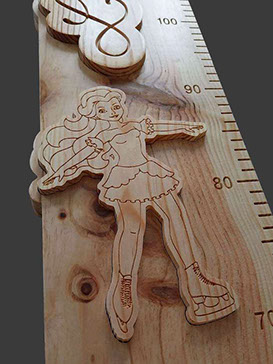 Une des deux patineuses artistiques de cette toise murale en bois. Pleine de vie et de grâce, comme Léane et Mélycia.