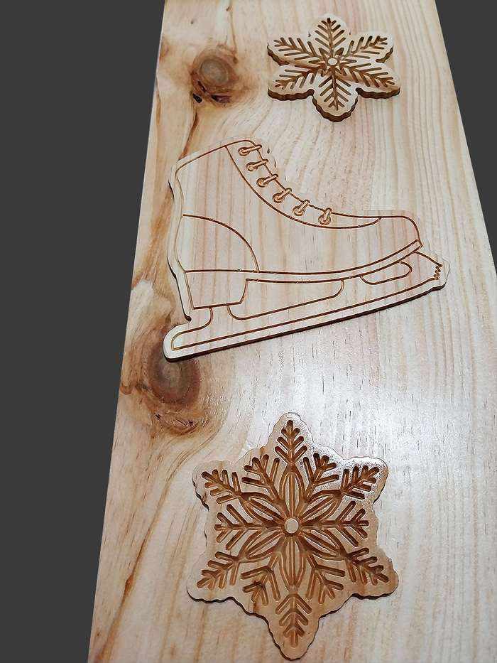 Un patin à glace pour le patinage artistique sculpté sur la toise sur-mesure, chaque sœur en a un pour les symboliser.