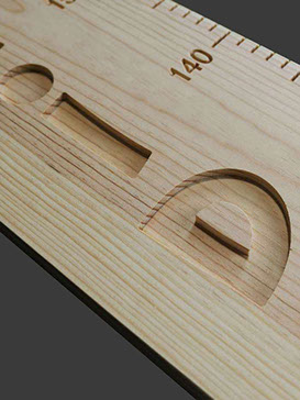 Dans une toise haut de gamme en bois massif, on retrouve les veines du bois dans les sculptures. Une preuve d'authenticité.