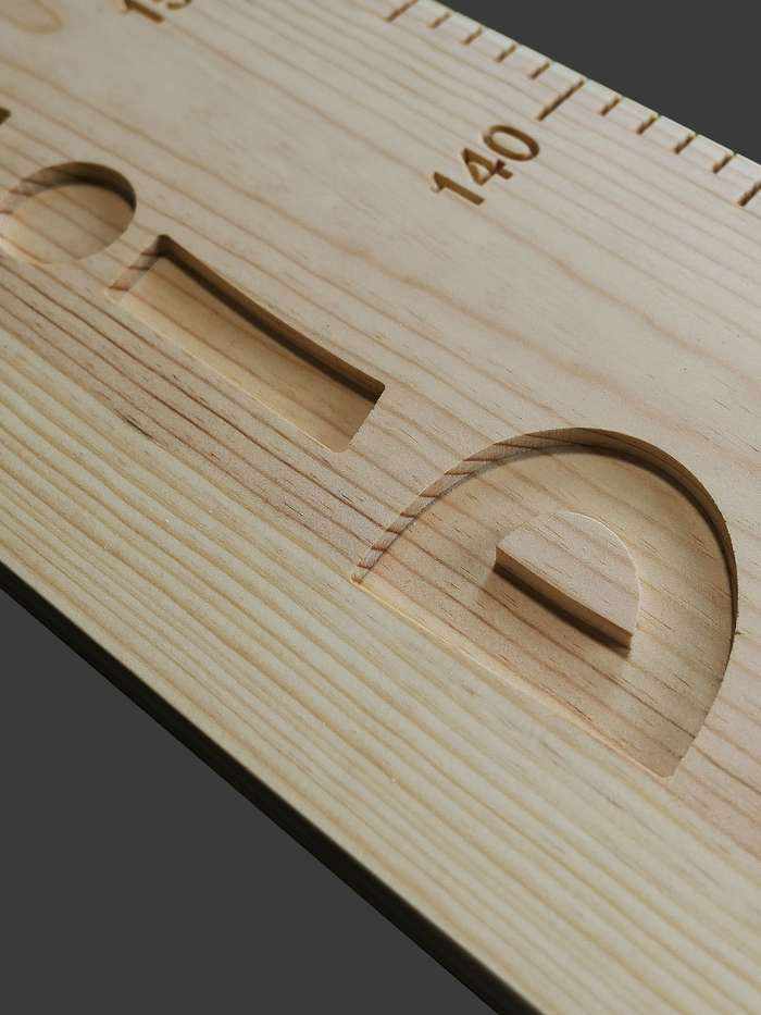 Dans une toise haut de gamme en bois massif, on retrouve les veines du bois dans les sculptures. Une preuve d'authenticité.