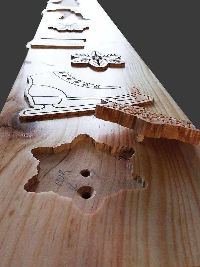 Cette toise murale en bois est fixée au mur de façon invisible grâce à des fixations cachées derrière les décors amovibles.