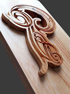 En haut de cette toise haut de gamme,  l'initiale du nom de la famille qui en symbolise l'unité. Entièrement sculptée.