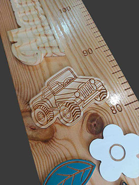 La maman souhaitait des figurines de jeep et de voitures tout terrain sur la toise personnalisée. Voici un exemple de jeep.