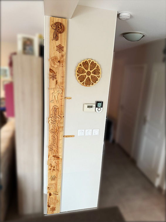 La toise installée, parfaitement ajustée entre la plinthe et le plafond, montrant son intégration harmonieuse dans l'appartement.