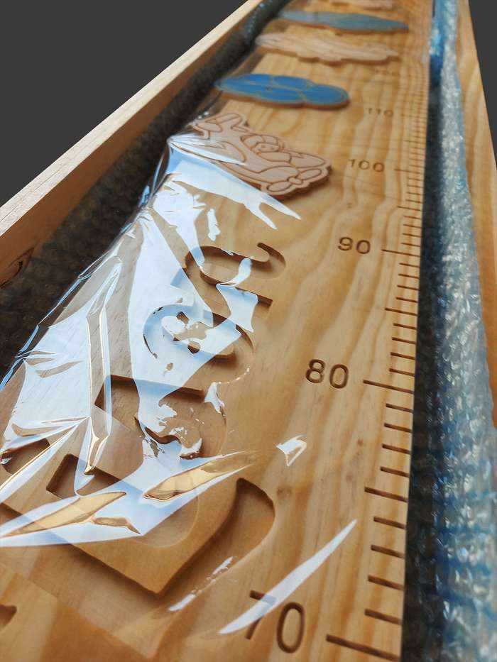 La toise personnalisée de Lison est terminée et est placée dans son coffre, prête à partir pour la maison de la petite fille.