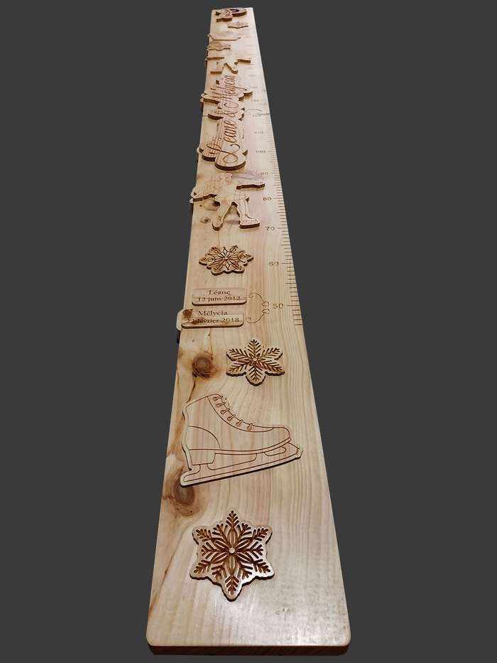 Presque terminée, vue d'ensemble de la toise personnalisée les patineuses artistiques. Plus de 2 mètres de hauteur.