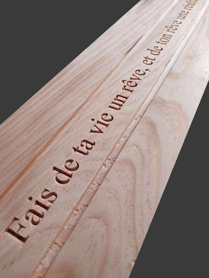 Une petite phrase sculptée au verso de la toise, qui traversera le temps et les décennies pour vous rappeler l'amour donné.