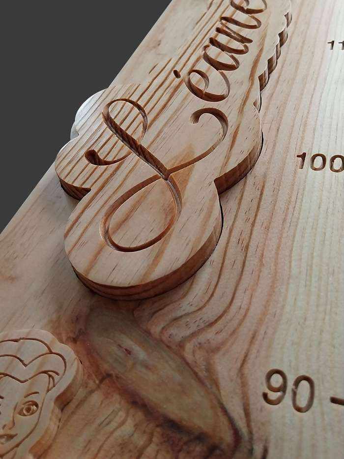 Prénom encastré très précisément dans la toise des patineuses. Le jeu est calculé pour respecter la dilatation du bois.