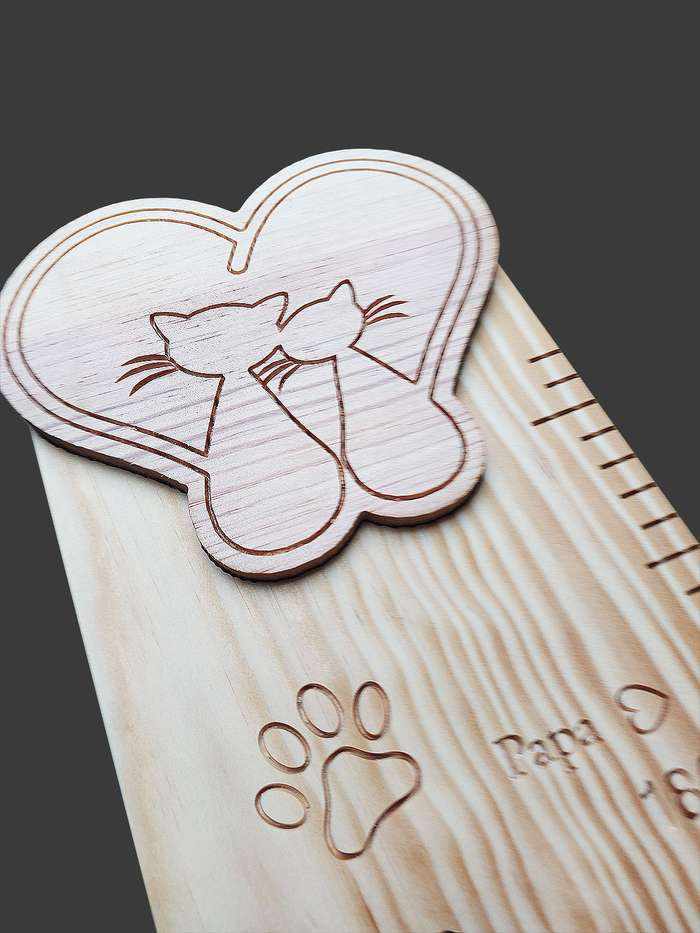 Haut de la toise 'Amours de chats', deux chats de dos côte à côte, leurs queues formant un cœur, oeuvre pleine de tendresse.