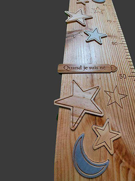 Toise Ciel et étoiles avec croissants de lune, étoiles grises, une plaquette 'quand je suis née' à la hauteur de naissance.