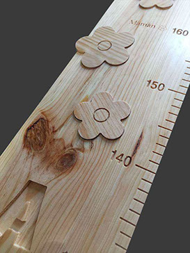 Grande partie de la toise sobre et naturelle, avec de magnifiques nœuds dans le bois et des fleurs le long de la toise.