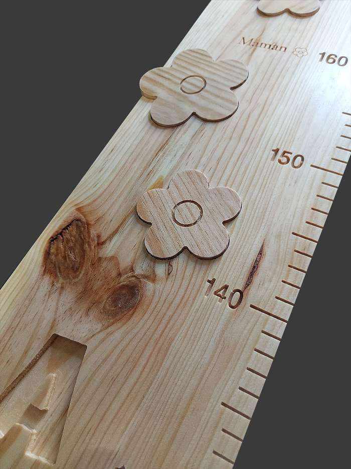 Grande partie de la toise sobre et naturelle, avec de magnifiques nœuds dans le bois et des fleurs le long de la toise.