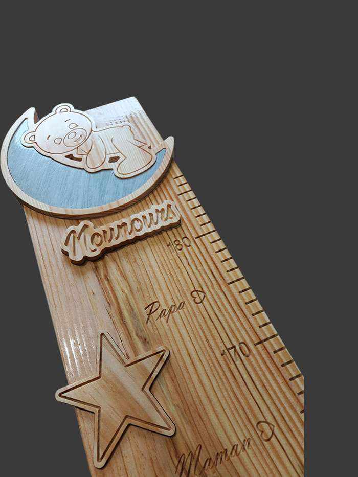 Moitié haute de la toise nounours, avec un nounours sur un croissant de lune, le mot nounours et une étoile avec maman.