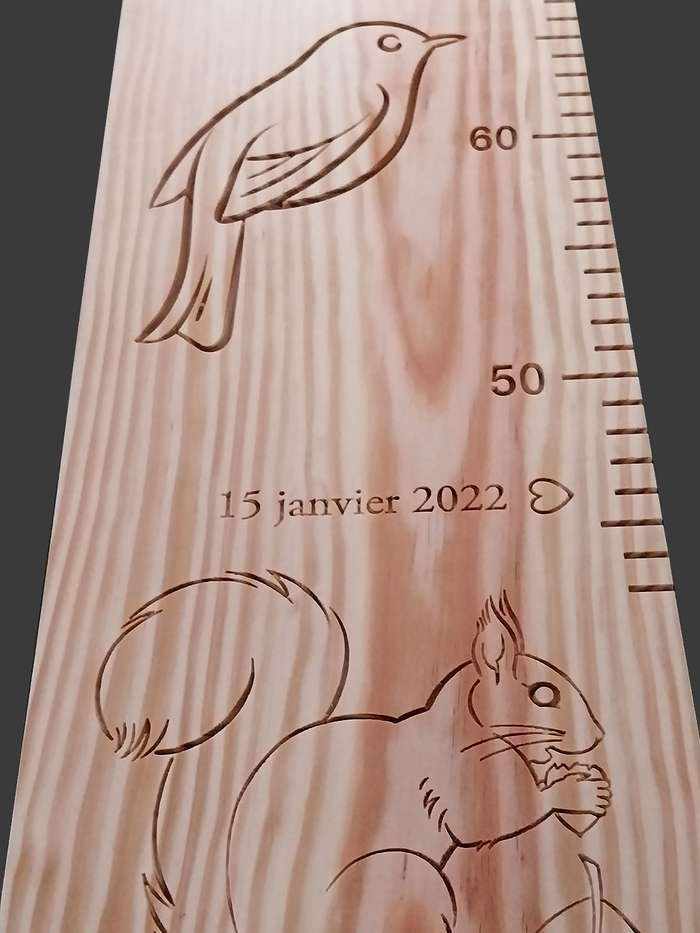 La toise l'écureuil et l'oiseau. Imaginez les histoires que vous allez raconter à votre enfant en le mesurant.