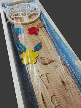 Cette toise en bois Arbre de Vie est prête à partir dans son solide coffret en bois.