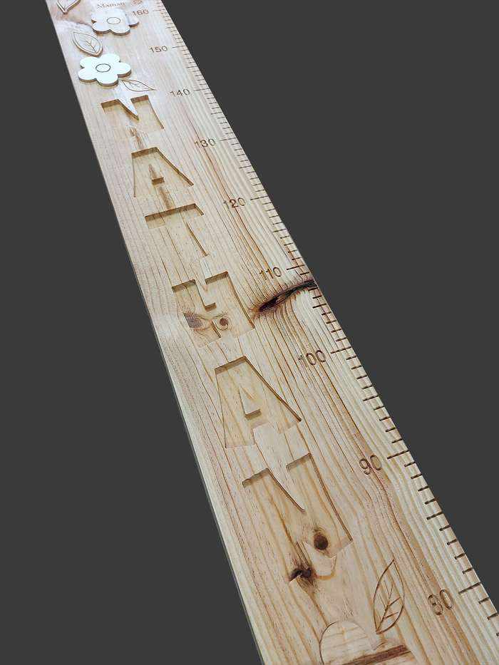 Pour Nathan, une très belle toise en bois ou j'ai tout particulièrement sélectionné un bois avec des nœuds pour la décorer.