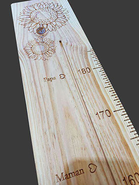 Vue d'ensemble de la toise au tournesol, une fleur finement sculptée observez la rainure pour le guide de mesure coulissant.