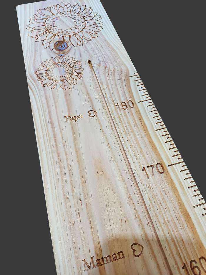 Vue d'ensemble de la toise au tournesol, une fleur finement sculptée observez la rainure pour le guide de mesure coulissant.