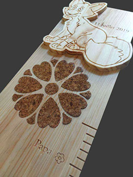 Toise Renard, avec un joli petit renard en tête de toise, et en dessous, un soleil de cœurs incrusté en liège.